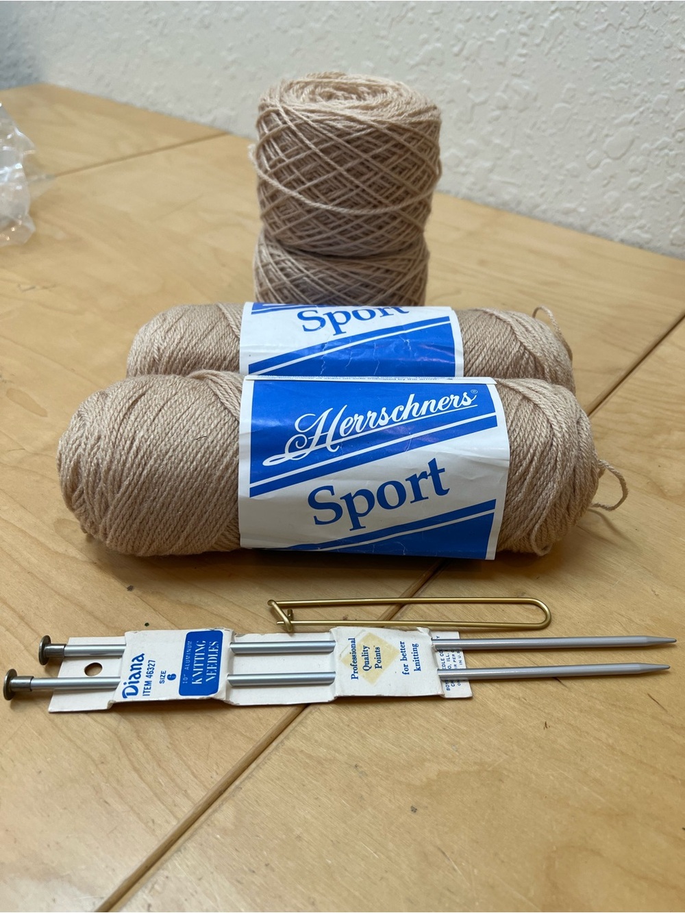4 ps Sport Yarn in Beige knitting needles #6 and stitch holder